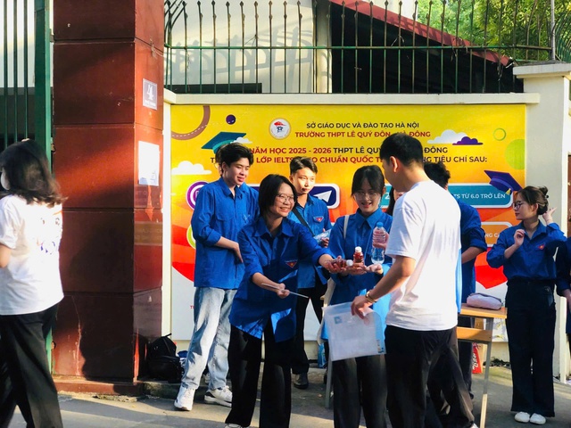 Thanh niên tình nguyện Thủ đô đồng hành cùng sĩ tử trong Kỳ thi tốt nghiệp THPT 2025- Ảnh 9. Thanh niên tình nguyện Thủ đô đồng hành cùng sĩ tử trong Kỳ thi tốt nghiệp THPT 2025- Ảnh 9.
