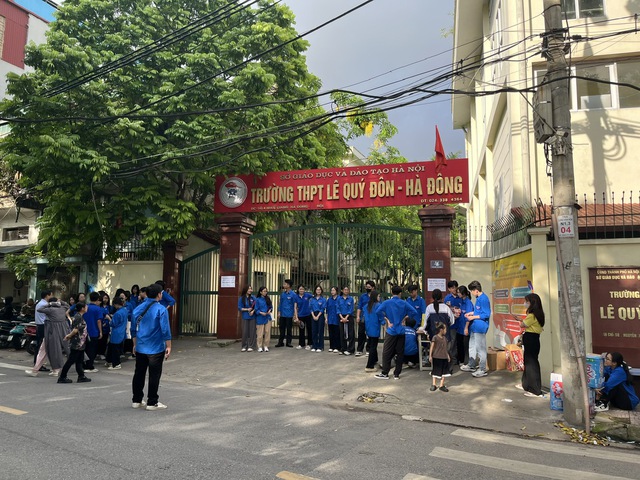 Hà Nội: Các điểm thi tốt nghiệp THPT chuẩn bị chu đáo cho thí sinh- Ảnh 2. Hà Nội: Các điểm thi tốt nghiệp THPT chuẩn bị chu đáo cho thí sinh- Ảnh 2.
