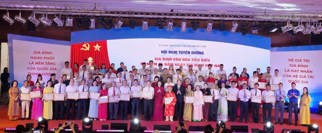 Hà Nội tuyên dương các gia đình văn hóa tiêu biểu - Ảnh 2. Hà Nội tuyên dương các gia đình văn hóa tiêu biểu - Ảnh 2.