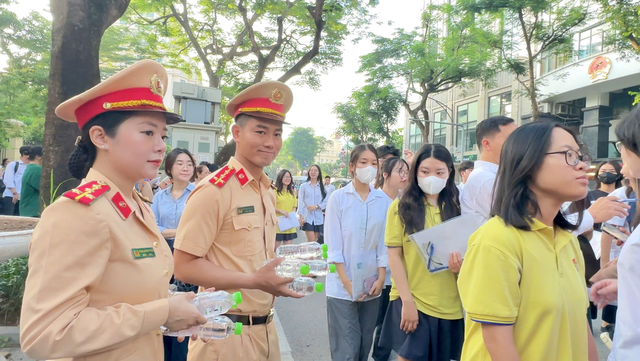 Công an Hà Nội góp phần bảo đảm an toàn kỳ thi tốt nghiệp THPT năm 2025- Ảnh 1. Công an Hà Nội góp phần bảo đảm an toàn kỳ thi tốt nghiệp THPT năm 2025- Ảnh 1.