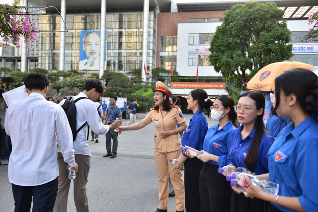 Công an Hà Nội góp phần bảo đảm an toàn kỳ thi tốt nghiệp THPT năm 2025- Ảnh 2. Công an Hà Nội góp phần bảo đảm an toàn kỳ thi tốt nghiệp THPT năm 2025- Ảnh 2.