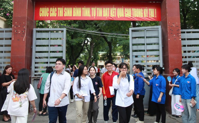 Hơn 124.000 thí sinh Hà Nội hoàn thành kỳ thi tốt nghiệp THPT - Ảnh 1. Hơn 124.000 thí sinh Hà Nội hoàn thành kỳ thi tốt nghiệp THPT - Ảnh 1.