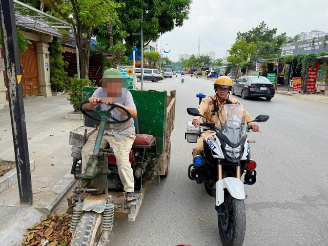 Tăng cường xử phạt xe tự chế, xe chở hàng hóa cồng kềnh- Ảnh 1. Tăng cường xử phạt xe tự chế, xe chở hàng hóa cồng kềnh- Ảnh 1.