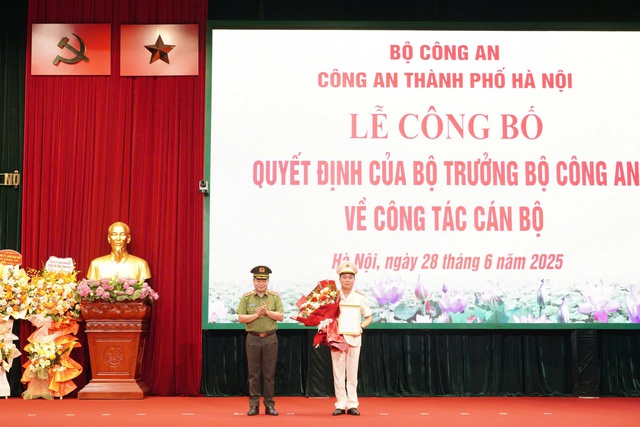 Đại tá Lê Văn Tuân giữ chức vụ Phó Giám đốc Công an Hà Nội- Ảnh 1. Đại tá Lê Văn Tuân giữ chức vụ Phó Giám đốc Công an Hà Nội- Ảnh 1.
