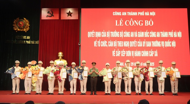Công bố, ra mắt 126 Công an cấp xã trên địa bàn Hà Nội- Ảnh 1. Công bố, ra mắt 126 Công an cấp xã trên địa bàn Hà Nội- Ảnh 1.