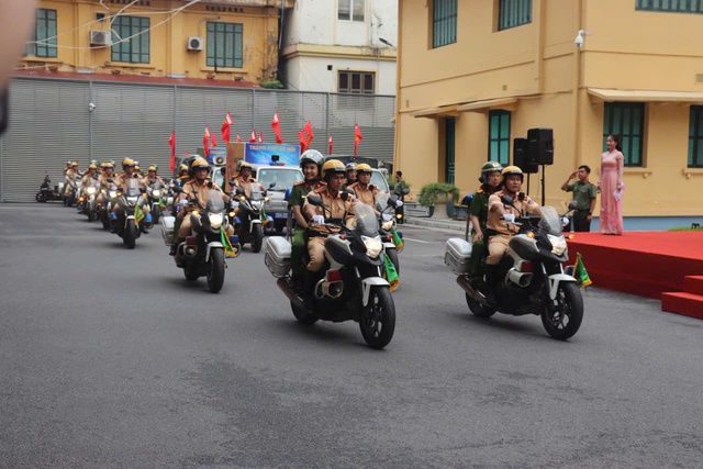 Ra quân hướng dẫn giải quyết TTHC, tháo gỡ khó khăn vướng mắc trong triển khai chính quyền địa phương hai cấp- Ảnh 4. Ra quân hướng dẫn giải quyết TTHC, tháo gỡ khó khăn vướng mắc trong triển khai chính quyền địa phương hai cấp- Ảnh 4.