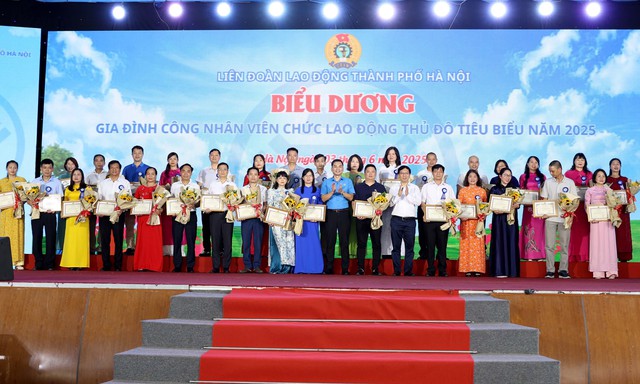 Biểu dương gia đình công nhân lao động tiêu biểu- Ảnh 2. Biểu dương gia đình công nhân lao động tiêu biểu- Ảnh 2.