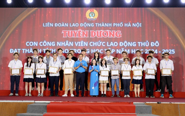 Biểu dương gia đình công nhân lao động tiêu biểu- Ảnh 1. Biểu dương gia đình công nhân lao động tiêu biểu- Ảnh 1.