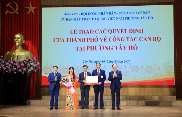 Công bố các quyết định về công tác cán bộ tại phường Tây Hồ- Ảnh 1. Công bố các quyết định về công tác cán bộ tại phường Tây Hồ- Ảnh 1.