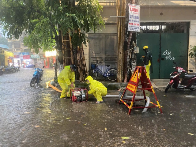 Hà Nội: Tăng cường ứng trực thoát nước sau cơn mưa lớn- Ảnh 1. Hà Nội: Tăng cường ứng trực thoát nước sau cơn mưa lớn- Ảnh 1.