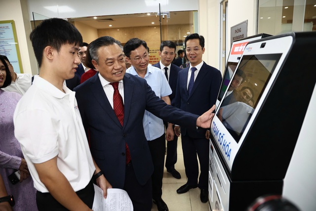 Chủ tịch UBND TP. Hà Nội trao quyết định về chỉ định BCH Đảng bộ phường Hoàn Kiếm mới- Ảnh 2. Chủ tịch UBND TP. Hà Nội trao quyết định về chỉ định BCH Đảng bộ phường Hoàn Kiếm mới- Ảnh 2.