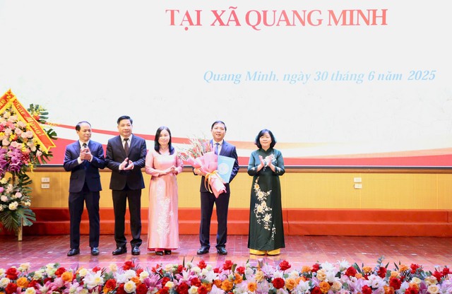 Bí thư Thành ủy Hà Nội trao quyết định công tác cán bộ tại xã Quang Minh, Mê Linh- Ảnh 1. Bí thư Thành ủy Hà Nội trao quyết định công tác cán bộ tại xã Quang Minh, Mê Linh- Ảnh 1.