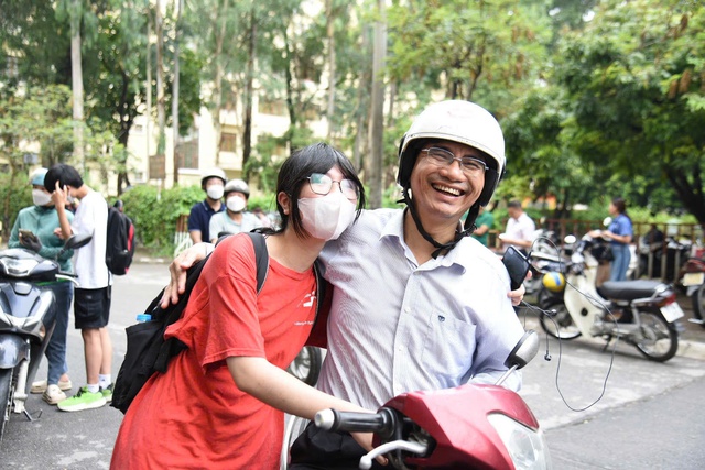 Điểm tựa mùa tuyển sinh vào 10: Khi cha mẹ là điểm tựa- Ảnh 4. Điểm tựa mùa tuyển sinh vào 10: Khi cha mẹ là điểm tựa- Ảnh 4.