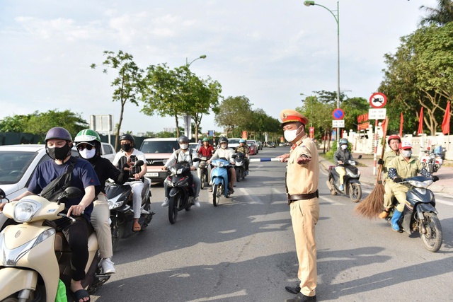 Nỗ lực bảo bảo đảm an toàn giao thông trong thời tiết nắng nóng- Ảnh 1. Nỗ lực bảo bảo đảm an toàn giao thông trong thời tiết nắng nóng- Ảnh 1.