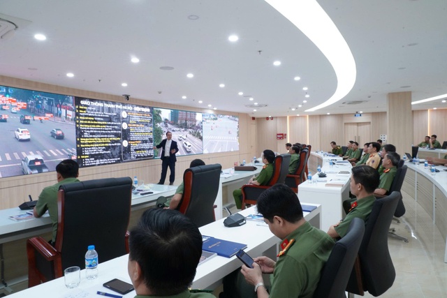 Công an Hà Nội tiếp tục đẩy mạnh chuyển đổi số- Ảnh 2. Công an Hà Nội tiếp tục đẩy mạnh chuyển đổi số- Ảnh 2.