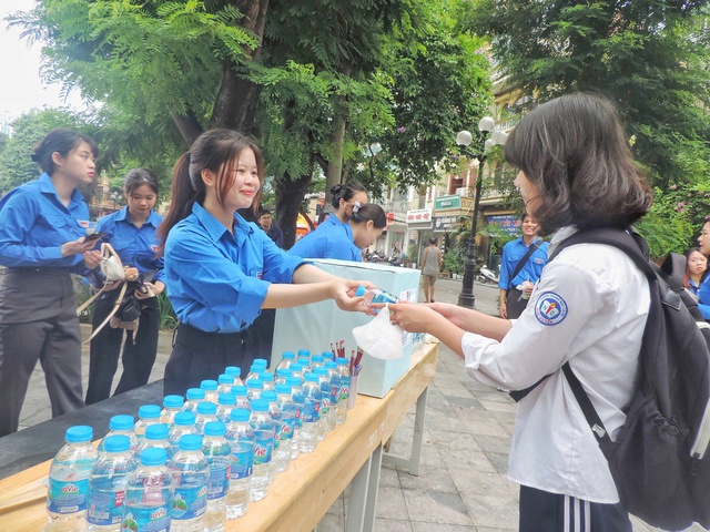 Hà Nội: Hơn 5.000 áo xanh tình nguyện 'tiếp sức mùa thi'- Ảnh 2. Hà Nội: Hơn 5.000 áo xanh tình nguyện 'tiếp sức mùa thi'- Ảnh 2.