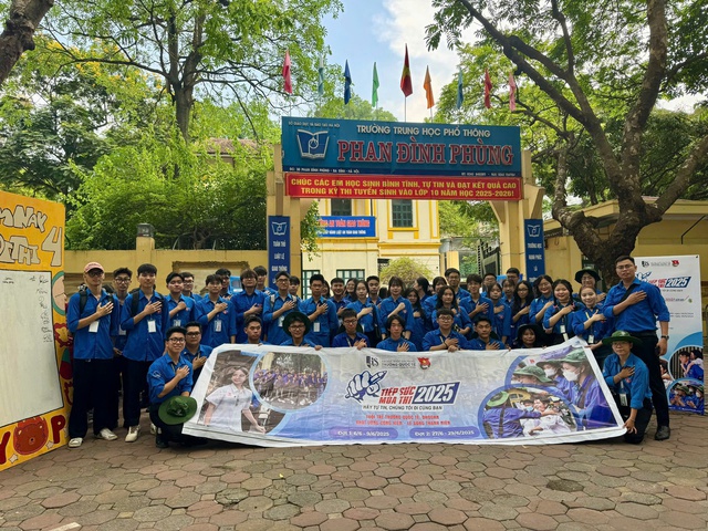 Hà Nội: Hơn 5.000 áo xanh tình nguyện 'tiếp sức mùa thi'- Ảnh 1. Hà Nội: Hơn 5.000 áo xanh tình nguyện 'tiếp sức mùa thi'- Ảnh 1.