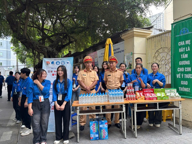 Thí sinh Hà Nội bước vào môn thi đầu tiên Kỳ thi tuyển sinh lớp 10 công lập- Ảnh 5. Thí sinh Hà Nội bước vào môn thi đầu tiên Kỳ thi tuyển sinh lớp 10 công lập- Ảnh 5.