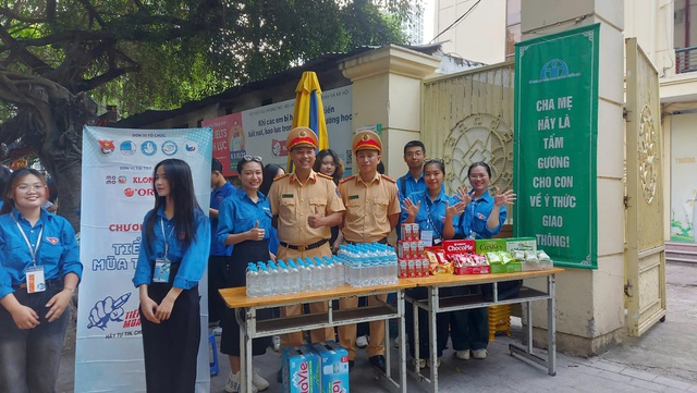 Công an Thành phố đồng hành, tiếp sức thí sinh trong kỳ thi vào lớp 10- Ảnh 2. Công an Thành phố đồng hành, tiếp sức thí sinh trong kỳ thi vào lớp 10- Ảnh 2.