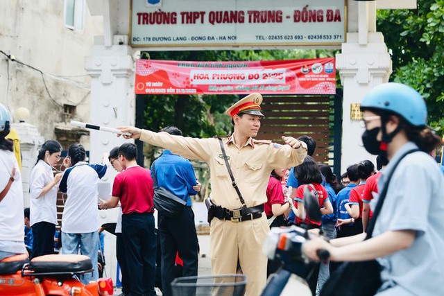 Công an Thành phố đồng hành, tiếp sức thí sinh trong kỳ thi vào lớp 10- Ảnh 1. Công an Thành phố đồng hành, tiếp sức thí sinh trong kỳ thi vào lớp 10- Ảnh 1.