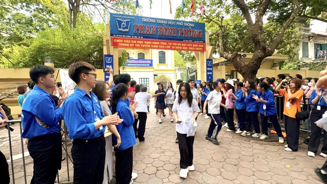 Kết thúc môn thi thứ hai vào lớp 10, một thí sinh bị đình chỉ- Ảnh 1. Kết thúc môn thi thứ hai vào lớp 10, một thí sinh bị đình chỉ- Ảnh 1.