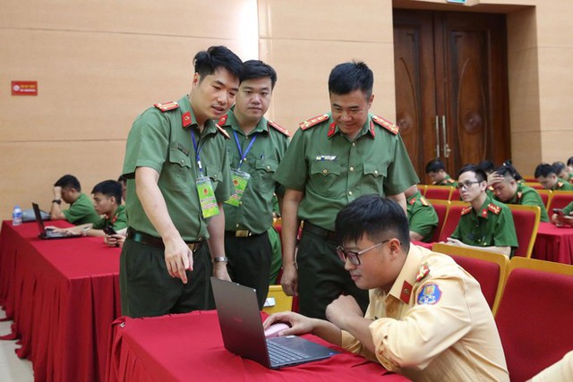 Công an Thủ đô quyết tâm tiên phong trong kỷ nguyên số- Ảnh 1. Công an Thủ đô quyết tâm tiên phong trong kỷ nguyên số- Ảnh 1.