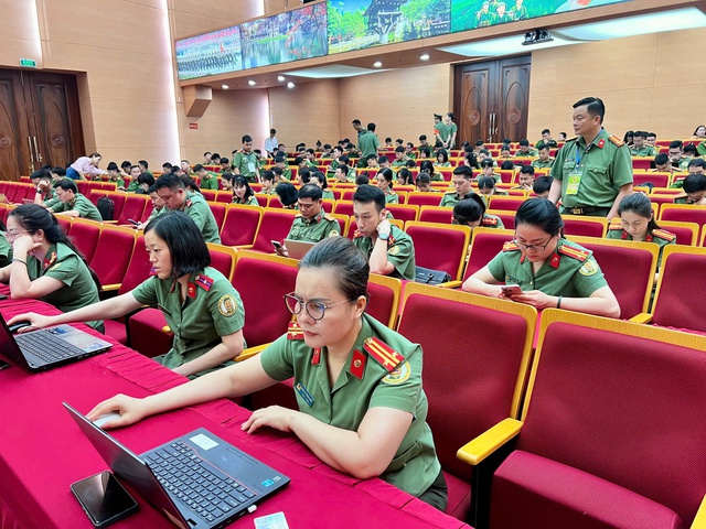 Công an Thủ đô quyết tâm tiên phong trong kỷ nguyên số- Ảnh 5. Công an Thủ đô quyết tâm tiên phong trong kỷ nguyên số- Ảnh 5.