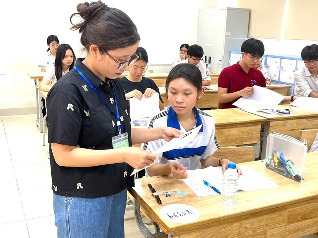 Thi lớp 10 chuyên: Công tác coi thi an toàn, nghiêm túc- Ảnh 1. Thi lớp 10 chuyên: Công tác coi thi an toàn, nghiêm túc- Ảnh 1.