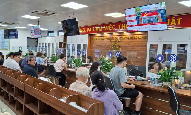 Sẵn sàng phục vụ người dân từ ngày đầu chính quyền hai cấp hoạt động- Ảnh 1.