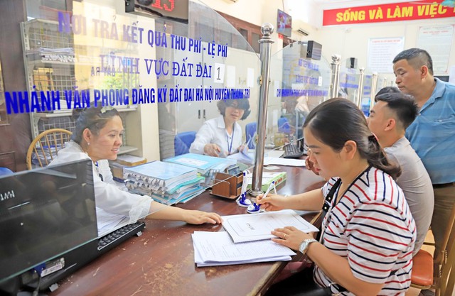 Công bố 14 thủ tục đất đai và địa điểm thực hiện ở các xã, phường mới- Ảnh 1.