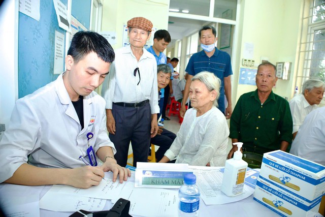 Khám bệnh, cấp phát thuốc miễn phí và tặng quà tri ân người có công với cách mạng- Ảnh 1. Khám bệnh, cấp phát thuốc miễn phí và tặng quà tri ân người có công với cách mạng- Ảnh 1.