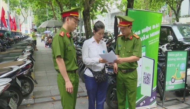 Hà Nội tăng cường hiệu quả dịch vụ trông giữ xe không dùng tiền mặt - Ảnh 1. Hà Nội tăng cường hiệu quả dịch vụ trông giữ xe không dùng tiền mặt - Ảnh 1.