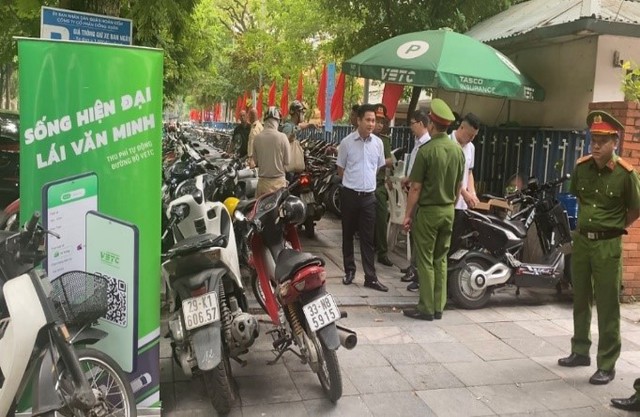 Hà Nội tăng cường hiệu quả dịch vụ trông giữ xe không dùng tiền mặt - Ảnh 2. Hà Nội tăng cường hiệu quả dịch vụ trông giữ xe không dùng tiền mặt - Ảnh 2.