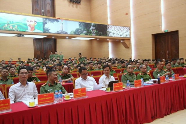 Công an Hà Nội phát động phong trào 'Bình dân học vụ số'- Ảnh 2. Công an Hà Nội phát động phong trào 'Bình dân học vụ số'- Ảnh 2.