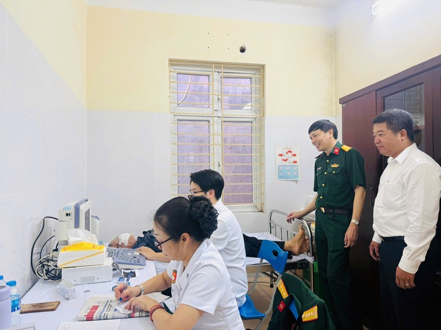 Khám, tư vấn sức khỏe, tặng quà tới các gia đình chính sách- Ảnh 2. Khám, tư vấn sức khỏe, tặng quà tới các gia đình chính sách- Ảnh 2.