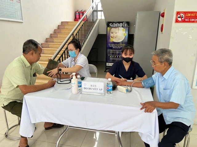 Nhiều hoạt động thăm khám, cấp phát thuốc miễn phí với người có công - Ảnh 5.