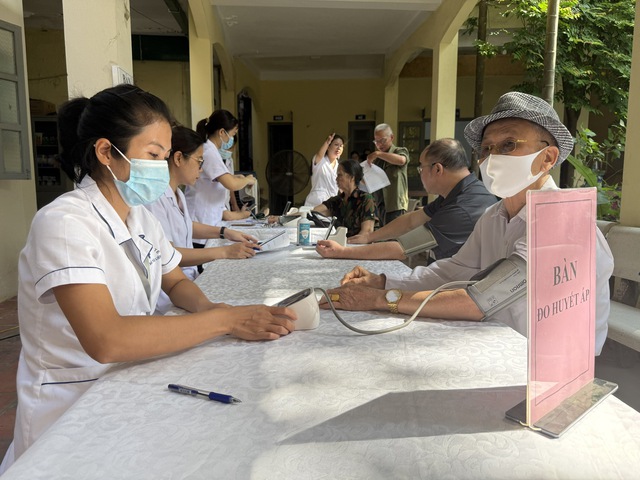 Nhiều hoạt động thăm khám, cấp phát thuốc miễn phí với người có công - Ảnh 1.