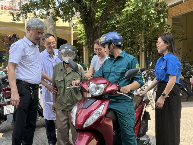 Nhiều hoạt động thăm khám, cấp phát thuốc miễn phí với người có công - Ảnh 2.