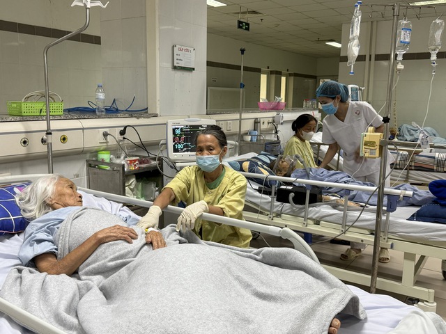 Đẩy mạnh kiểm tra giám sát tại các cơ sở khám chữa bệnh- Ảnh 1. Đẩy mạnh kiểm tra giám sát tại các cơ sở khám chữa bệnh- Ảnh 1.