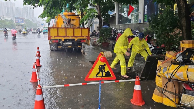 Hà Nội chủ động ứng trực, phòng chống úng ngập do ảnh hưởng bão số 3- Ảnh 1. Hà Nội chủ động ứng trực, phòng chống úng ngập do ảnh hưởng bão số 3- Ảnh 1.