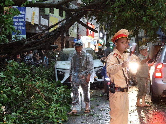 Hỏa tốc ứng phó bão số 3, đảm bảo an toàn tuyệt đối cho người dân- Ảnh 1. Hỏa tốc ứng phó bão số 3, đảm bảo an toàn tuyệt đối cho người dân- Ảnh 1.