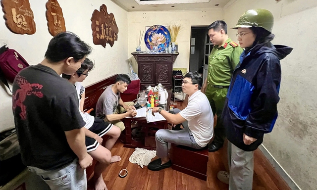 Vận động, di dời người dân khẩn cấp khỏi chung cư xuống cấp để tránh bão- Ảnh 1. Vận động, di dời người dân khẩn cấp khỏi chung cư xuống cấp để tránh bão- Ảnh 1.