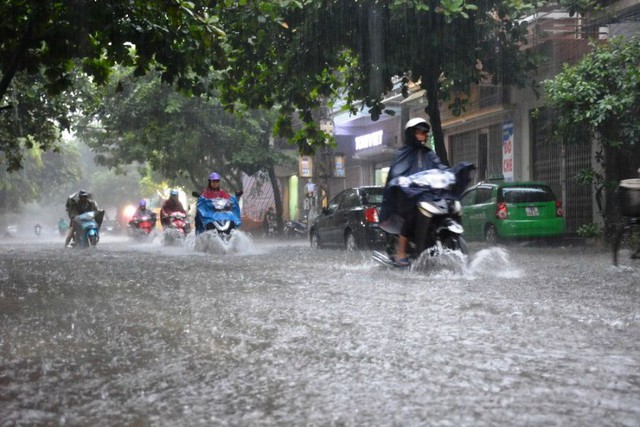 Hà Nội dự báo sẽ có mưa, dông lốc do hoàn lưu bão số 3 từ tối nay- Ảnh 1.