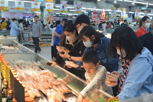 Hà Nội bảo đảm đủ nguồn hàng hóa thiết yếu trong bão số 3- Ảnh 1.