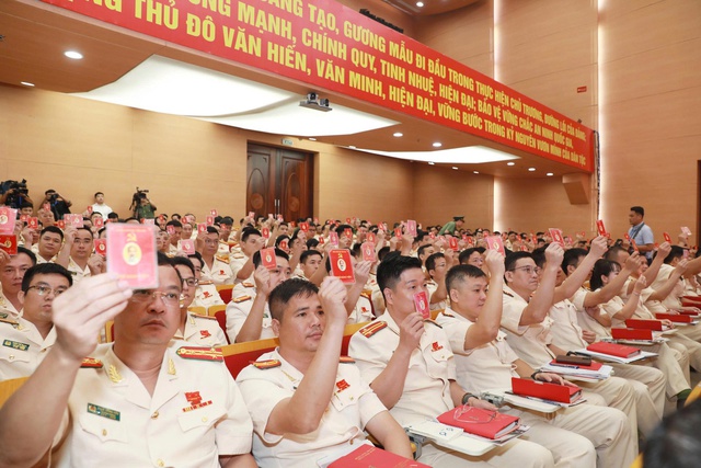 Công an Hà Nội đổi mới tư duy, sẵn sàng đáp ứng các nhiệm vụ mới- Ảnh 3. Công an Hà Nội đổi mới tư duy, sẵn sàng đáp ứng các nhiệm vụ mới- Ảnh 3.