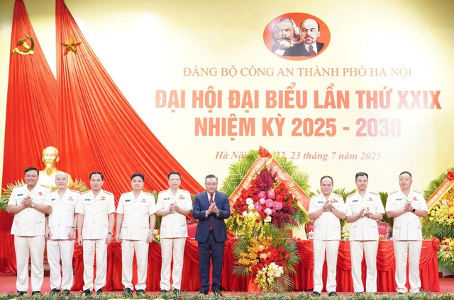 Công an Hà Nội đổi mới tư duy, sẵn sàng đáp ứng các nhiệm vụ mới- Ảnh 4. Công an Hà Nội đổi mới tư duy, sẵn sàng đáp ứng các nhiệm vụ mới- Ảnh 4.
