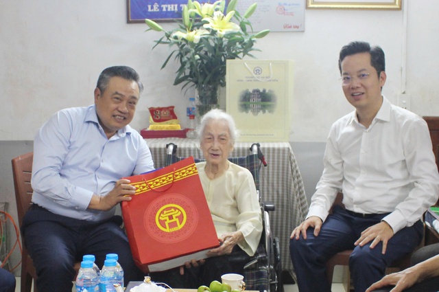 Chủ tịch UBND TP. Hà Nội Trần Sỹ Thanh thăm, tặng quà người có công- Ảnh 2.