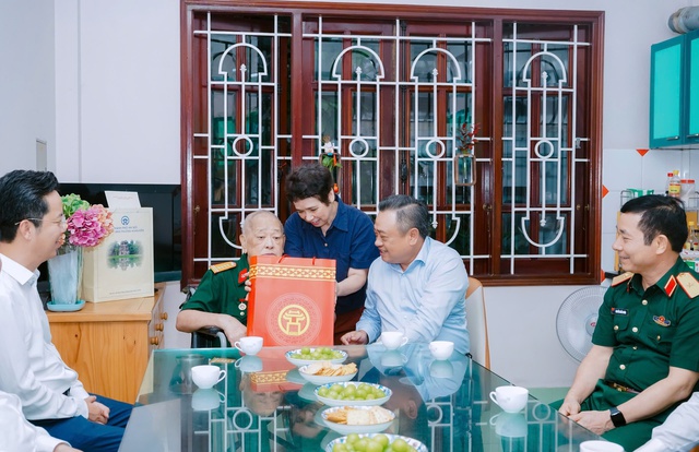 Chủ tịch UBND TP. Hà Nội Trần Sỹ Thanh thăm, tặng quà người có công- Ảnh 1.