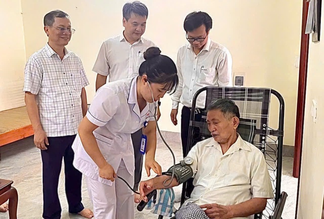 Thắp sáng ngọn lửa tri ân từ các 'chiến sĩ blouse trắng'- Ảnh 1.