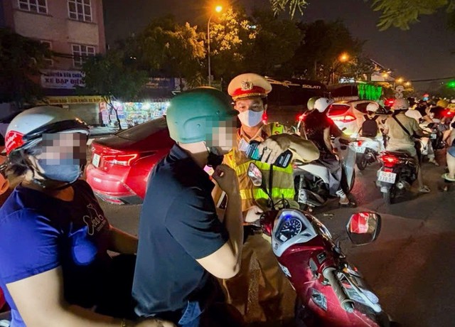 Hà Nội: Linh hoạt trong kiểm soát nồng độ cồn, phát hiện nhiều trường hợp vi phạm- Ảnh 1.